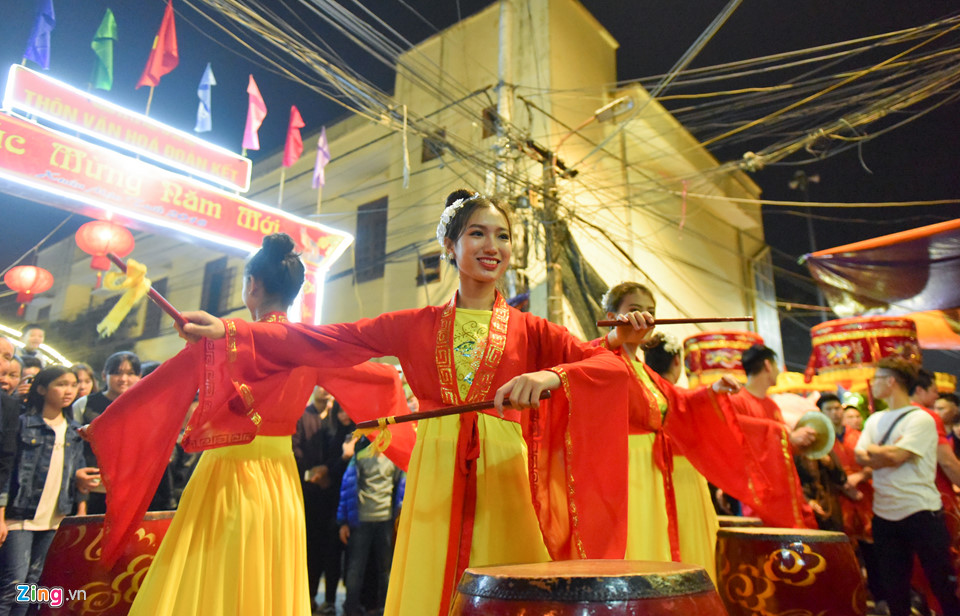 Ông lợn ngày ăn hoa quả, đêm ngủ mắc màn ở hội rước La Phù